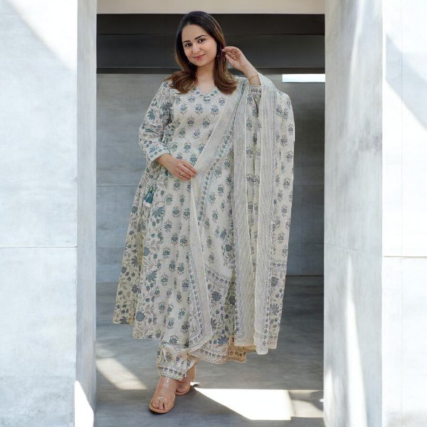 New Karcupi Three-Piece with Elegant Neck Embroidery