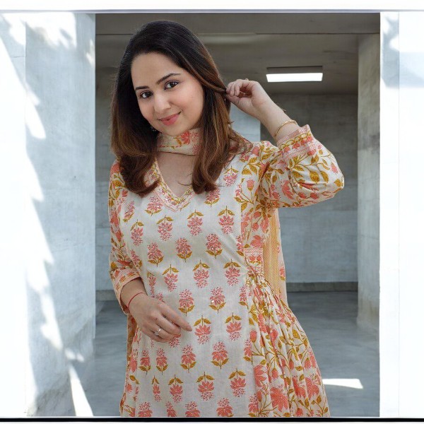 New Karcupi Three-Piece with Elegant Neck Embroidery